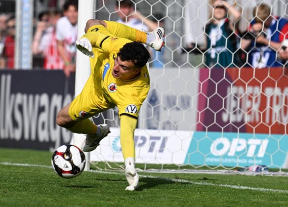 23 05 2026, xophax, Soccer , Vebandspokal Final Bitburger Pokal 2025 2026 SC Fortuna Köln vs Viktoria Köln Winner Viktoria Köln Goalkeeper Arne Schulz Viktoria Köln holds the decided penalty Koeln