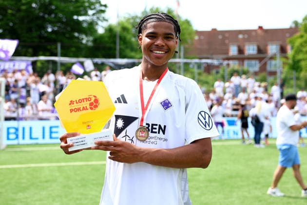 31 Michele Scalzi HEBC celebrates with the Hamburg Lotto Cup Football I Men I Lotto Cup I Season 2025 2026 I Final I SC Vorwärts Wacker04 Billstedt HEBC I 23 05 2026 I Stadion Hoheluft