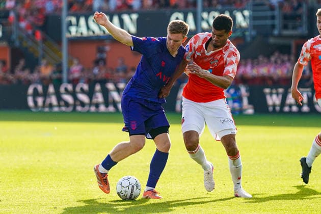 2026-05-23 FC Volendam v Willem II - Dutch Eredivsie Kwalificatie - Finale VOLENDAM, NETHERLANDS - MAY 23: Devin Haen of Willem II battles for possession with Precious Ugwu of FC Volendam during the Dutch Eredivsie Kwalificatie - Finale match between FC Volendam and Willem II at Kras Stadion on May 23, 2026 in Volendam, Netherlands. Volendam Kras Stadion Netherlands Content not available for redistribution in The Netherlands directly or indirectly through any third parties. Copyright: xAndrexWeeningx