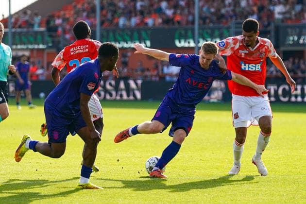 2026-05-23 FC Volendam v Willem II - Dutch Eredivsie Kwalificatie - Finale VOLENDAM, NETHERLANDS - MAY 23: Devin Haen of Willem II battles for possession with Precious Ugwu of FC Volendam during the Dutch Eredivsie Kwalificatie - Finale match between FC Volendam and Willem II at Kras Stadion on May 23, 2026 in Volendam, Netherlands. Volendam Kras Stadion Netherlands Content not available for redistribution in The Netherlands directly or indirectly through any third parties. Copyright: xAndrexWeeningx