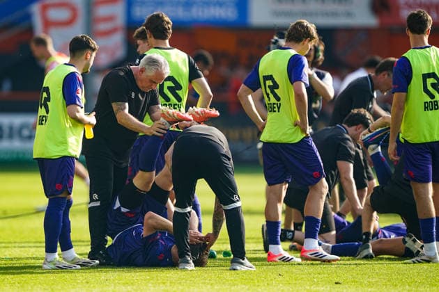 2026-05-23 FC Volendam v Willem II - Dutch Eredivsie Kwalificatie - Finale VOLENDAM, NETHERLANDS - MAY 23: players of WIllem II in medical treatment due to injury during the Dutch Eredivsie Kwalificatie - Finale match between FC Volendam and Willem II at Kras Stadion on May 23, 2026 in Volendam, Netherlands. Volendam Kras Stadion Netherlands Content not available for redistribution in The Netherlands directly or indirectly through any third parties. Copyright: xAndrexWeeningx