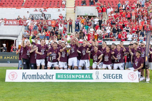 Krombacher Hessenpokal Final SV Wehen Wiesbaden SG Barockstadt Fulda Lehnerz, 23 05 2026 The team of SV Wehen Wiesbaden is Hessenpokal winner2026, SV Wehen Wiesbaden SG Barockstadt Fulda Lehnerz, Frankfurt, Stadion am Bieberer Berg, 23 5 2026 Copyright: xBEAUTIFULxSPORTS Gawlikx