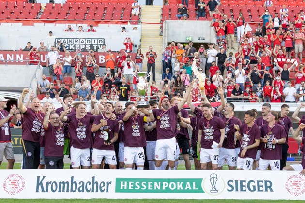Krombacher Hessenpokal Final SV Wehen Wiesbaden SG Barockstadt Fulda Lehnerz, 23 05 2026 The team of SV Wehen Wiesbaden is the winner of the Hessenpokal2026,SV Wehen Wiesbaden SG Barockstadt Fulda Lehnerz, Frankfurt, Stadion am Bieberer Berg, 23 5 2026 Copyright: xBEAUTIFULxSPORTS Gawlikx