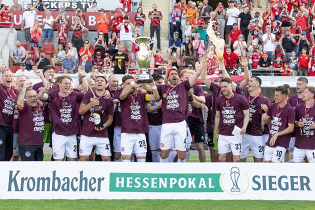 Krombacher Hessenpokal Finale: SV Wehen Wiesbaden - SG Barockstadt Fulda-Lehnerz, 23.05.2026 Das Team des SV Wehen Wiesbaden ist Hessenpokalsieger2026,SV Wehen Wiesbaden - SG Barockstadt Fulda-Lehnerz, Frankfurt, Stadion am Bieberer Berg, 23.5.2026 *** Krombacher Hessenpokal Final SV Wehen Wiesbaden SG Barockstadt Fulda Lehnerz, 23 05 2026 The team of SV Wehen Wiesbaden is the winner of the Hessenpokal2026,SV Wehen Wiesbaden SG Barockstadt Fulda Lehnerz, Frankfurt, Stadion am Bieberer Berg, 23 5 2026 Copyright: xBEAUTIFULxSPORTS Gawlikx