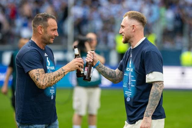 Lower Rhine Cup Final MSV Duisburg SC St Tönis FOR EDITORIAL PURPOSES ONLY p Soccer Lower Rhine Cup Final MSV Duisburg SC St Tönis on 23 05 26 at the Schauinsland Reisen Arena in Duisburg Dietmar Hirsch Coach Head Coach Duisburg , left Alexander Hahn Duisburg ,right Duisburg Copyright JakobxKlos Copyright: JakobxKlos doc85z1qxfs2blil4kdqsq ,EDITORIAL USE ONLY Copyright: JakobxKlos