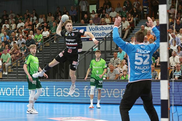 23 05 2026, xovx, Handball Daikin Handball Bundesliga, HSG Wetzlar HC Erlangen v l Tristan Kirschner HSG Wetzlar , Christopher Bissel HC Erlangen , Niklas Theiß HSG Wetzlar , Andreas Palicka HSG Wetzlar Wetzlar Buderus Arena Hessen Germany EN