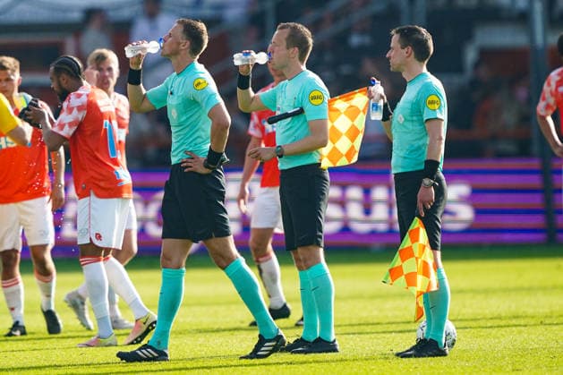 2026-05-23 FC Volendam v Willem II - Dutch Eredivsie Kwalificatie - Finale VOLENDAM, NETHERLANDS - MAY 23: Rick Kruys headcoach of FC Volendam is in conversation with Yannick Leliendal of FC Volendam during the Dutch Eredivsie Kwalificatie - Finale match between FC Volendam and Willem II at Kras Stadion on May 23, 2026 in Volendam, Netherlands. Volendam Kras Stadion Netherlands Content not available for redistribution in The Netherlands directly or indirectly through any third parties. Copyright: xAndrexWeeningx