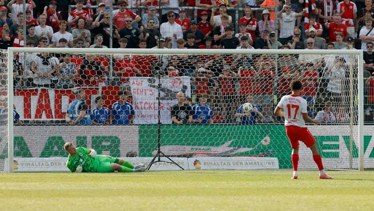Liam Omore Würzburger Kickers shoots Würzburger Kickers in penalty shootout to win the cup in the final of the Bavarian Toto Cup between FC Würzburger Kickers and TSV 1860 Munich at Stadion am Dallenberg, Würzburg, Germany, on May 23, 2026 Copyright: HMBxMedia xHeikoxBecker