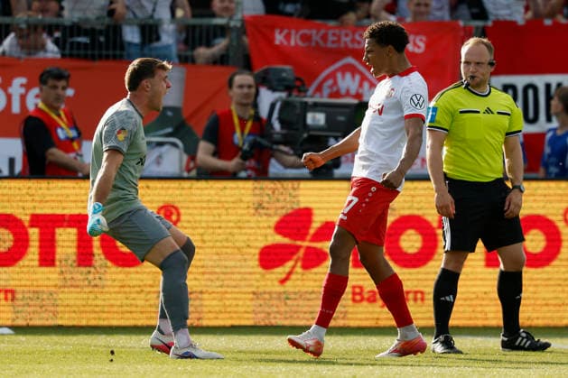 from left to right Goalkeeper Johann Hipper Würzburger Kickers and Liam Omore Würzburger Kickers cheer after the victory against 1860 in the final of the Bavarian Toto Cup between FC Würzburger Kickers and TSV 1860 Munich at Stadion am Dallenberg, Würzburg, Germany, May 23, 2026 Copyright: HMBxMedia xHeikoxBecker
