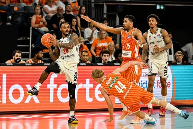 GER, BBL, Playoffs, ratiopharm Ulm vs BMA365 Bamberg Baskets 23 05 2026, ratiopharm arena, Neu Ulm, GER, BBL, Playoffs, ratiopharm Ulm vs BMA365 Bamberg Baskets, pictured Cobe Williams Bamberg, 24 , Teo Milicic Ulm, 44 , Justin Simon Ulm, 15 nordphotoxGmbHx xHafner nph00200