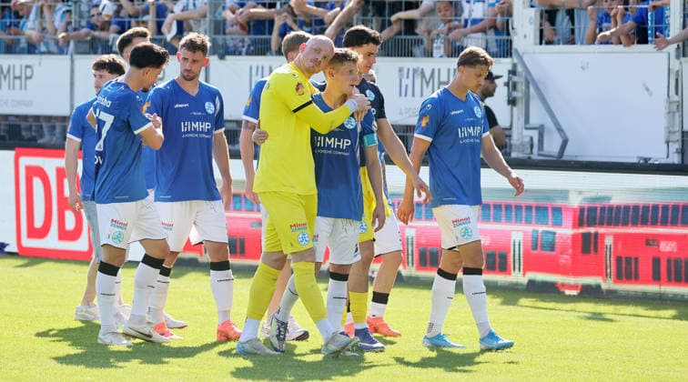 Stuttgart Degerloch, soccer Wfv cup final Stuttgarter Kickers vs SG Sonnenhof Großaspach, disappointed Stuttgarter in front from l Goalkeeper Felix Dornebosch hugs Nico Blank Kickers