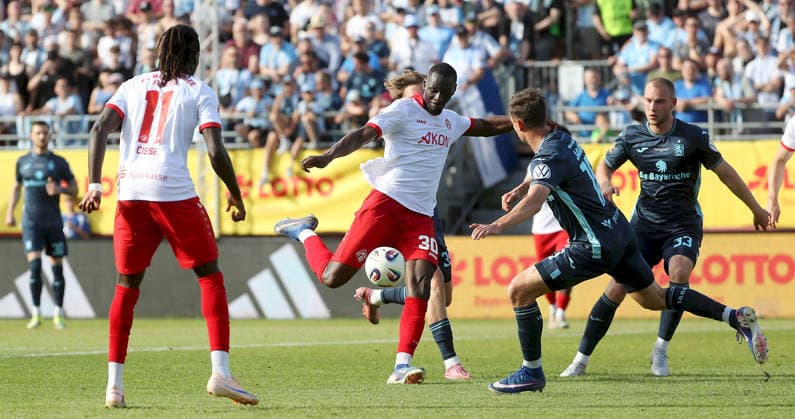 23 05 2026, xfsx, Herren, Fußball, Saison 2025 2026, BFV Verbandspokal, Finale FC Wuerzburger Kickers TSV 1860 Muenchen v li Tarsis Bonga FC Wuerzburger Kickers erzielt das Tor zum 1 1, scores the goal 1 1 Wuerzburg AKON ARENA Bayern Deutschland