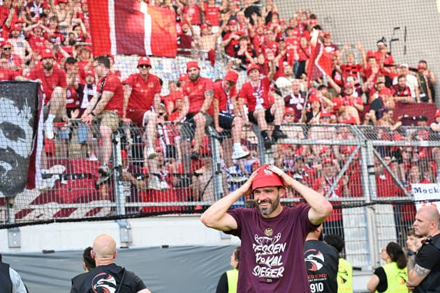 23 05 2026, xpsx, Soccer final Hessenpokal, SG Barockstadt Fulda Lehnerz SV Wehen Wiesbaden v l jubilation, joy about the cup victory Sascha Mockenhaupt SV Wehen Wiesbaden DFL DFB REGULATIONS PROHIBIT ANY USE OF PHOTOGRAPHS as IMAGE SEQUENCES and or QUASI VIDEO Offenbach