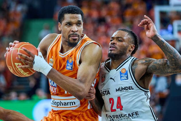 duel, duel between Justin Simon ratiopharm ulm, 15 and Cobe Williams BMA365 Bamberg Baskets, 24 GER, ratiopharm ulm vs Bamberg Baskets, basketball, playoffs, quarterfinals, 3 game, EasyCredit BBL, season 2025 2026, 23 05 2026 GER, ratiopharm ulm vs Bamberg Baskets, basketball, playoffs, quarterfinals, 3 game, EasyCredit BBL, season 2025 2026, 23 05 2026 New Ulm Copyright: xEibner-Pressefoto GeraldxOelze-dexStoppanyx EP_ODS