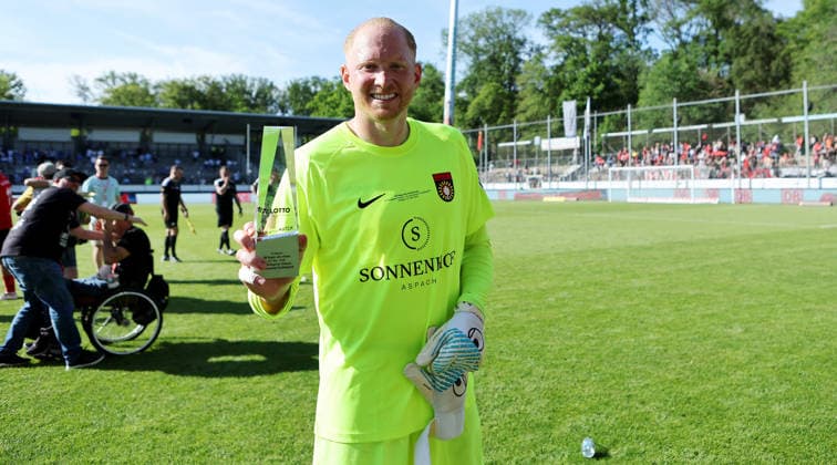 Stuttgart Degerloch, Football Wfv Cup Final Stuttgarter Kickers vs SG Sonnenhof Großaspach, Maximilian Reule Sonnenhof is awarded best player of the tournament