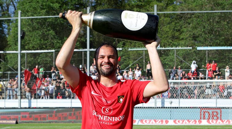 Stuttgart Degerloch, soccer Wfv cup final Stuttgarter Kickers vs SG Sonnenhof Großaspach, Fabian Eisele Sonnenhof celebrates with a big bottle of champagne