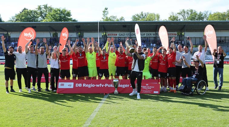 Stuttgart Degerloch, soccer Wfv cup final Stuttgarter Kickers vs SG Sonnenhof Großaspach, SG Sonnenhof celebrates the victory, in front coach Pascal Reinhardt with trophy