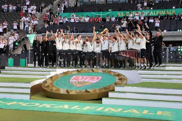 23 05 26 DFB Cup Final 2026 FC Bayern Munich VfB Stuttgart Germany, Berlin, 23 05 2026, Football, Season 2025 2026, U19 VfB Stuttgart in Berlins Olympic Stadium at the trophy presentation With the trophy VfB captain Yanik Spalt