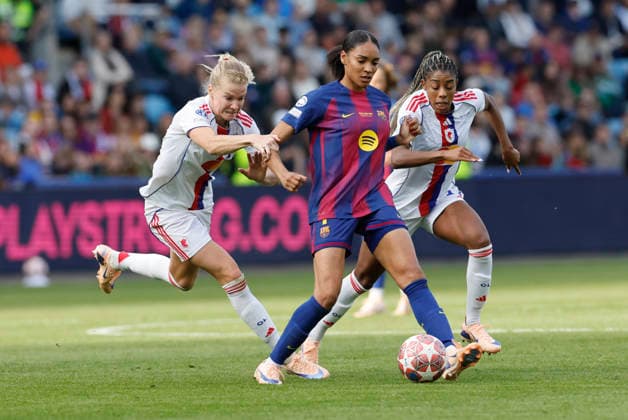 Barcelona forward Salma Paralluelo (C) plays a ball in front of Olympique s Ada Hegerberg (L) during the Champions League final between FC Barcelona, Barca and Olympique Lyonnais at the Ullevaal Stadium in Oslo, Norway, 23 May 2026. FC Barcelona vs Olympique de Lyon !ACHTUNG: NUR REDAKTIONELLE NUTZUNG!  Copyright: xAlbertoxEstévezx GRAF9915 20260523-55020381492_1