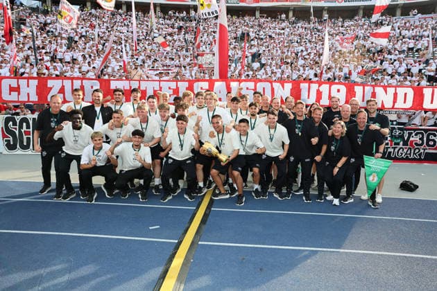 23 05 26 DFB Cup Final 2026 FC Bayern Munich VfB Stuttgart Germany, Berlin, 23 05 2026, Football, Season 2025 2026, U19 VfB Stuttgart in Berlins Olympic Stadium at the trophy presentation With the trophy VfB captain Yanik Spalt