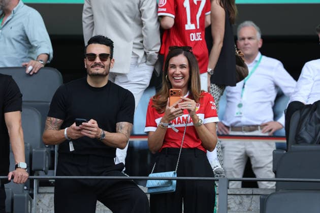 23 05 26 DFB Pokal Final 2026 FC Bayern Munich VfB Stuttgart Germany, Berlin, 23 05 2026, Football, Season 2025 2026, DFB Pokal Final 2026 Berlin, FC Bayern Munich VfB Stuttgart Singer Giovanni Zarrella, left, with his wife Jana Ina, right, in the stands at the Olympic Stadium
