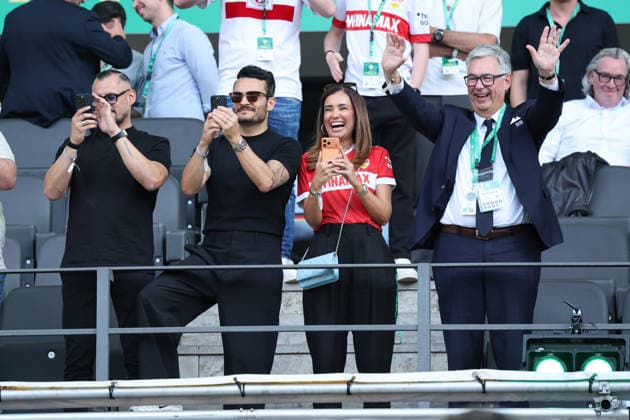 23 05 26 DFB Pokal Final 2026 FC Bayern Munich VfB Stuttgart Germany, Berlin, 23 05 2026, Football, Season 2025 2026, DFB Pokal Final 2026 Berlin, FC Bayern Munich VfB Stuttgart Singer Giovanni Zarrella, 2nd from left, with his wife Jana Ina, right, far right Dietmar Allgaier, VfB President in the stands at the Olympiastadion