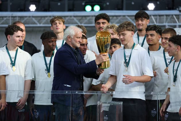 23 05 26 DFB Cup Final 2026 FC Bayern Munich VfB Stuttgart Germany, Berlin, 23 05 2026, Football, Season 2025 2026, DFB Cup Final 2026 Berlin, Award ceremony U19 VfB Stuttgart Rudi Völler, left, VfB captain Yanik Spalt, right