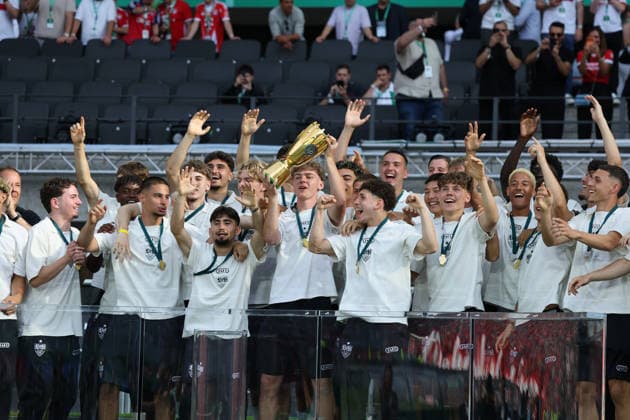 23 05 26 DFB Cup Final 2026 FC Bayern Munich VfB Stuttgart Germany, Berlin, 23 05 2026, Football, Season 2025 2026, DFB Cup Final 2026 Berlin, Award ceremony U19 VfB Stuttgart VfB captain Yanik Spalt, center