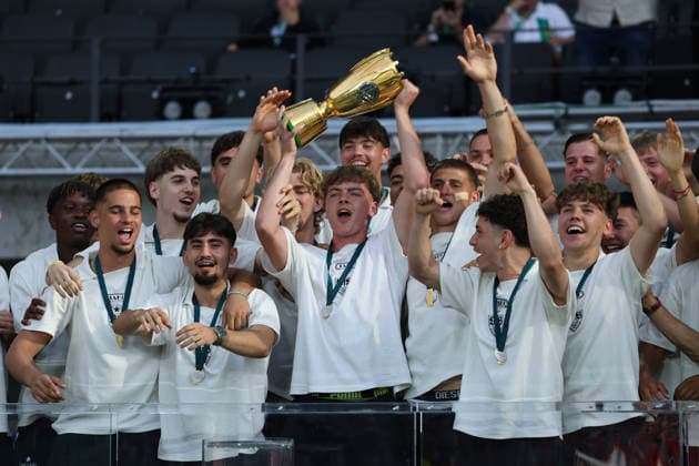 23 05 26 DFB Pokal Final 2026 FC Bayern Munich VfB Stuttgart Germany, Berlin, 23 05 2026, Football, Season 2025 2026, DFB Pokal Final 2026 Berlin, Award ceremony U19 VfB Stuttgart VfB captain Yanik Spalt, center