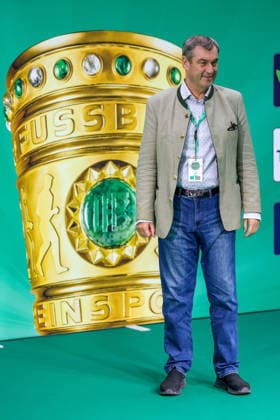 23 05 2026, Football, 83 DFB Cup Final,, FC Bayern Munich VfB Stuttgart, Olympioastadion Berlin, Season 2025 2026 Markus Söder Prime Minister of Bavaria during the catwalk over the Green Carpet before the match Celebrities VIP DFB regulations prohibit any use of photographs as image sequences and or quasi video Berlin Germany