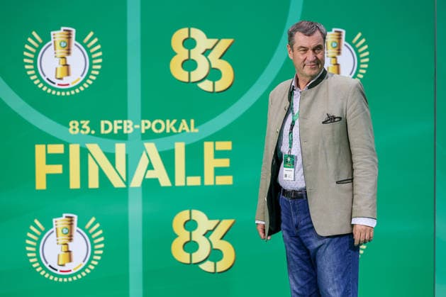 23 05 2026, Football, 83 DFB Cup Final,, FC Bayern Munich VfB Stuttgart, Olympioastadion Berlin, Season 2025 2026 Markus Söder Prime Minister of Bavaria during the catwalk over the Green Carpet before the match Celebrities VIP DFB regulations prohibit any use of photographs as image sequences and or quasi video Berlin Germany