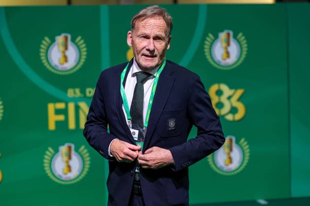 23 05 2026, Football, 83 DFB Cup Final,, FC Bayern Munich VfB Stuttgart, Olympioastadion Berlin, Season 2025 2026 Hans Joachim Watzke President BVB at the catwalk over the Green Carpet before the match VIP celebrities DFB regulations prohibit any use of photographs as image sequences and or quasi video Berlin Germany
