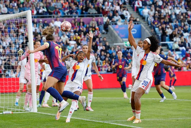 Barcelona player Alexia Putellas plays a ball against Lily Yohannes (R) of Olympique during the Champions League final between FC Barcelona, Barca and Olympique Lyonnais at the Ullevaal Stadium in Oslo, Norway, 23 May 2026. FC Barcelona vs Olympique de Lyon !ACHTUNG: NUR REDAKTIONELLE NUTZUNG!  Copyright: xAlbertoxEstévezx GRAF9929 20260523-55020381580_1