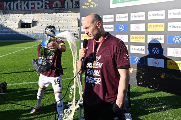 23 05 2026, xpsx, Football final Hessenpokal, SG Barockstadt Fulda Lehnerz SV Wehen Wiesbaden v l jubilation, joy about the cup victory beer shower by Fatih Kaya SV Wehen Wiesbaden for coach Daniel Schernig SV Wehen Wiesbaden DFL DFB REGULATIONS PROHIBIT ANY USE OF PHOTOGRAPHS as IMAGE SEQUENCES and or QUASI VIDEO Offenbach