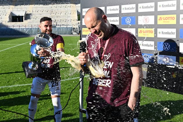 23 05 2026, xpsx, Football final Hessenpokal, SG Barockstadt Fulda Lehnerz SV Wehen Wiesbaden v l jubilation, joy about the cup victory beer shower by Fatih Kaya SV Wehen Wiesbaden for coach Daniel Schernig SV Wehen Wiesbaden DFL DFB REGULATIONS PROHIBIT ANY USE OF PHOTOGRAPHS as IMAGE SEQUENCES and or QUASI VIDEO Offenbach