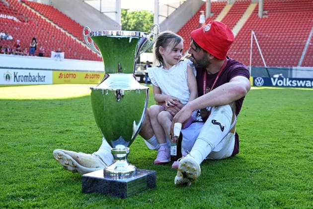 23 05 2026, xpsx, Soccer final Hessenpokal, SG Barockstadt Fulda Lehnerz SV Wehen Wiesbaden v l jubilation, joy about the cup victory Sascha Mockenhaupt SV Wehen Wiesbaden with his daughter DFL DFB REGULATIONS PROHIBIT ANY USE OF PHOTOGRAPHS as IMAGE SEQUENCES and or QUASI VIDEO Offenbach