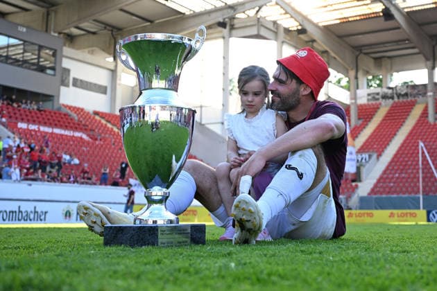 23 05 2026, xpsx, Soccer final Hessenpokal, SG Barockstadt Fulda Lehnerz SV Wehen Wiesbaden v l jubilation, joy about the cup victory Sascha Mockenhaupt SV Wehen Wiesbaden with his daughter DFL DFB REGULATIONS PROHIBIT ANY USE OF PHOTOGRAPHS as IMAGE SEQUENCES and or QUASI VIDEO Offenbach