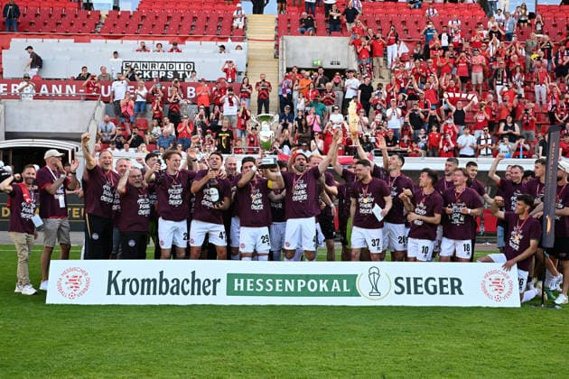 23 05 2026, xpsx, Soccer final Hessenpokal, SG Barockstadt Fulda Lehnerz SV Wehen Wiesbaden v l jubilation, joy about the cup victory Winner photo with the cup with Sascha Mockenhaupt SV Wehen Wiesbaden DFL DFB REGULATIONS PROHIBIT ANY USE OF PHOTOGRAPHS as IMAGE SEQUENCES and or QUASI VIDEO Offenbach