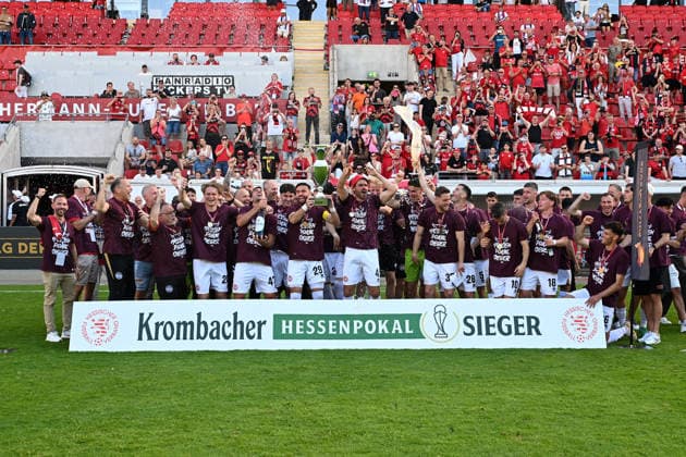 23 05 2026, xpsx, Soccer final Hessenpokal, SG Barockstadt Fulda Lehnerz SV Wehen Wiesbaden v l jubilation, joy about the cup victory Winner photo with the cup with Sascha Mockenhaupt SV Wehen Wiesbaden DFL DFB REGULATIONS PROHIBIT ANY USE OF PHOTOGRAPHS as IMAGE SEQUENCES and or QUASI VIDEO Offenbach