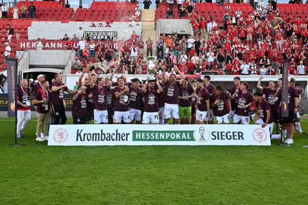 23 05 2026, xpsx, Soccer final Hessenpokal, SG Barockstadt Fulda Lehnerz SV Wehen Wiesbaden v l jubilation, joy about the cup victory Winner photo with the cup with Sascha Mockenhaupt SV Wehen Wiesbaden DFL DFB REGULATIONS PROHIBIT ANY USE OF PHOTOGRAPHS as IMAGE SEQUENCES and or QUASI VIDEO Offenbach