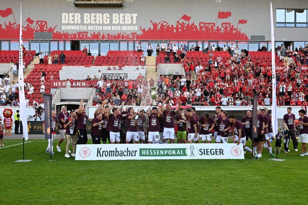 23 05 2026, xpsx, Soccer final Hessenpokal, SG Barockstadt Fulda Lehnerz SV Wehen Wiesbaden v l jubilation, joy about the cup victory Winner photo with the cup with Sascha Mockenhaupt SV Wehen Wiesbaden DFL DFB REGULATIONS PROHIBIT ANY USE OF PHOTOGRAPHS as IMAGE SEQUENCES and or QUASI VIDEO Offenbach