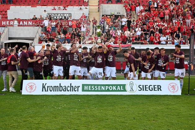 23 05 2026, xpsx, Soccer final Hessenpokal, SG Barockstadt Fulda Lehnerz SV Wehen Wiesbaden v l jubilation, joy about the cup victory Winner photo with the cup with Sascha Mockenhaupt SV Wehen Wiesbaden DFL DFB REGULATIONS PROHIBIT ANY USE OF PHOTOGRAPHS as IMAGE SEQUENCES and or QUASI VIDEO Offenbach