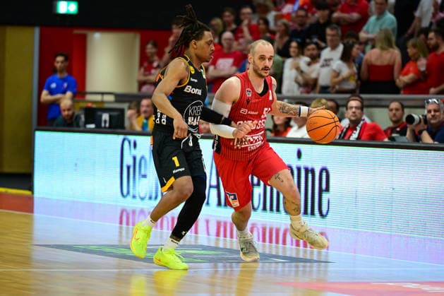 Phillip Russel, Simon Krajcovic 2 Bundesliga Pro A, play off, semi-final 2 game, 46ers, basketball, basketball season 2025 2026, BBL, Germany, Gießen 46ers Bozic Estriche Knights Kirchheim, Gießen in red, men, Kirchheim black