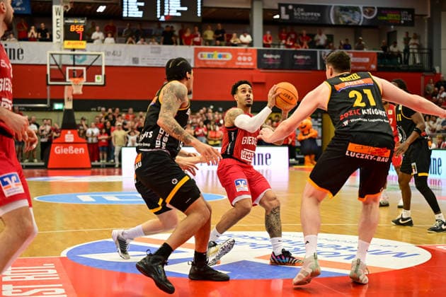Daniel Norl 2 Bundesliga Pro A, play off, semi-final 2 game, 46ers, basketball, basketball season 2025 2026, BBL, Germany, Gießen 46ers Bozic Estriche Knights Kirchheim, Gießen in red, men, Kirchheim black