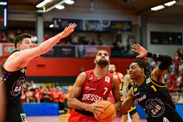 Kyle Castlin, Phillip Russel 2 Bundesliga Pro A, play off, semi-final 2 game, 46ers, basketball, basketball season 2025 2026, BBL, Germany, Gießen 46ers Bozic Estriche Knights Kirchheim, Gießen in red, men, Kirchheim black