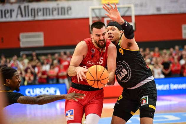Viktor Kovacevic, Tylan Pope 2 Bundesliga Pro A, play off, semi-final 2 game, 46ers, basketball, basketball season 2025 2026, BBL, Germany, Gießen 46ers Bozic Estriche Knights Kirchheim, Gießen in red, men, Kirchheim black