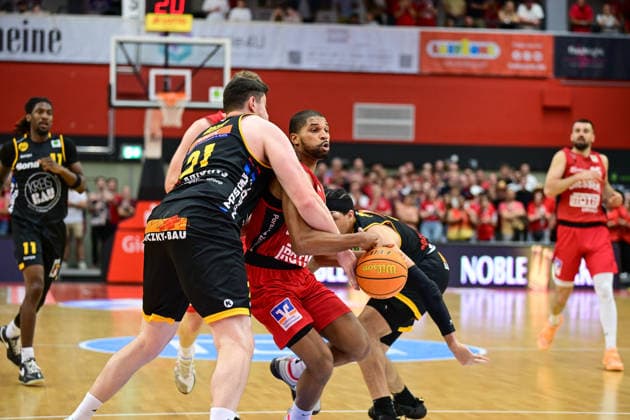 Nicolas Bretzel, Kyle Castlin 2 Bundesliga Pro A, play off, semi-final 2 game, 46ers, basketball, basketball season 2025 2026, BBL, Germany, Gießen 46ers Bozic Estriche Knights Kirchheim, Gießen in red, men, Kirchheim black