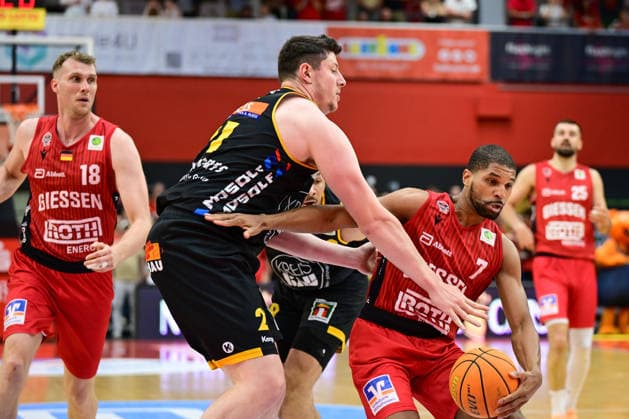 Nicolas Bretzel, Kyle Castlin 2 Bundesliga Pro A, play off, semi-final 2 game, 46ers, basketball, basketball season 2025 2026, BBL, Germany, Gießen 46ers Bozic Estriche Knights Kirchheim, Gießen in red, men, Kirchheim black