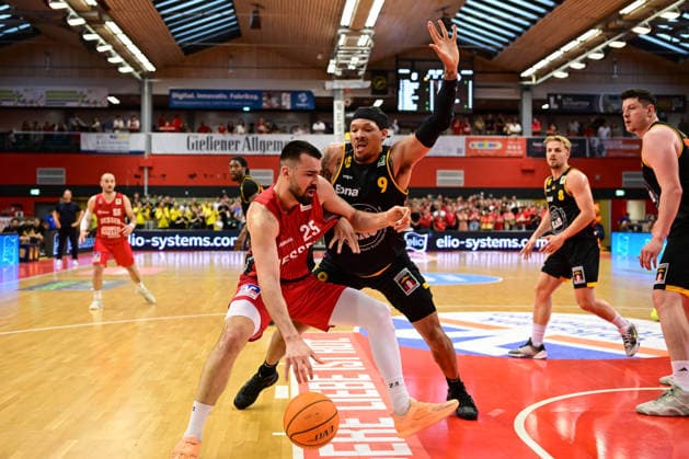 Viktor Kovacevic, Tylan Pope 2 Bundesliga Pro A, play off, semi-final 2 game, 46ers, basketball, basketball season 2025 2026, BBL, Germany, Gießen 46ers Bozic Estriche Knights Kirchheim, Gießen in red, men, Kirchheim black