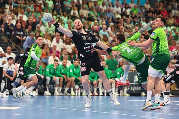 Maciej Gebala HC Erlangen, 77 stretches for the ball in a duel with Jona Schoch HSG Wetzlar, 22 GER, HSG Wetzlar vs HC Erlangen, Handball, 1 Bundesliga, Matchday 32, Season 2025 2026, 23 05 2026 GER, HSG Wetzlar vs HC Erlangen, Handball, 1 Bundesliga, Matchday 32, Season 2025 2026, 23 05 2026 Wetzlar Copyright: xEibner-Pressefoto RenexWeissx EP_RWS